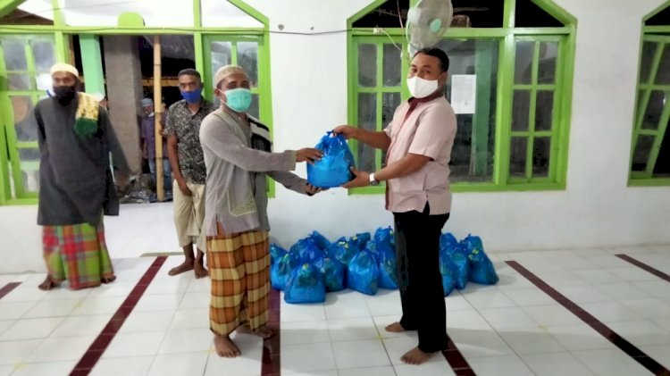 Safari Religi, Kapolres Sikka Beri Bansos kepada Jemaah Masjid Baitusoddiq Nangahale