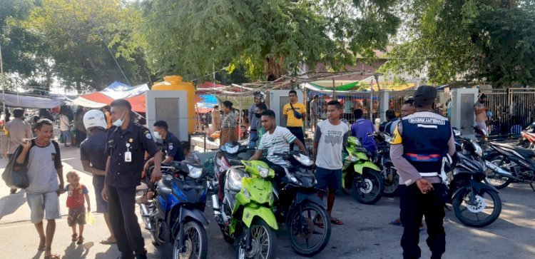 Personil Jajaran Polda NTT Terapkan Prokes Saat Pantau Aktivitas Pasar Perbatasan RI-RDTL