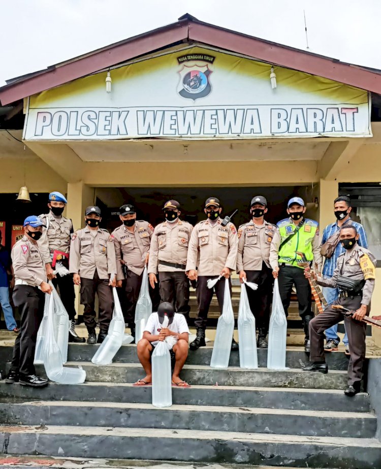 Cipta Kondisi yang Aman, Polsek Wewewa Barat Amankan 150 Liter Miras Peci