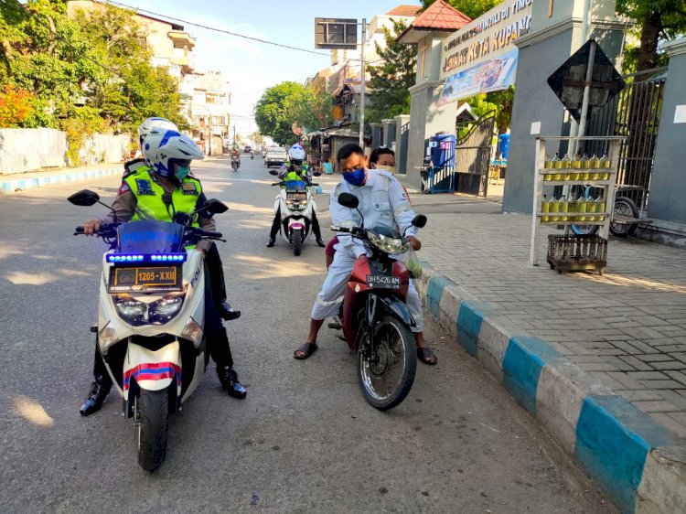 Polwan Ditlantas Polda NTT Gelar Patroli, Ajak Pengguna Jalan Patuhi Prokes