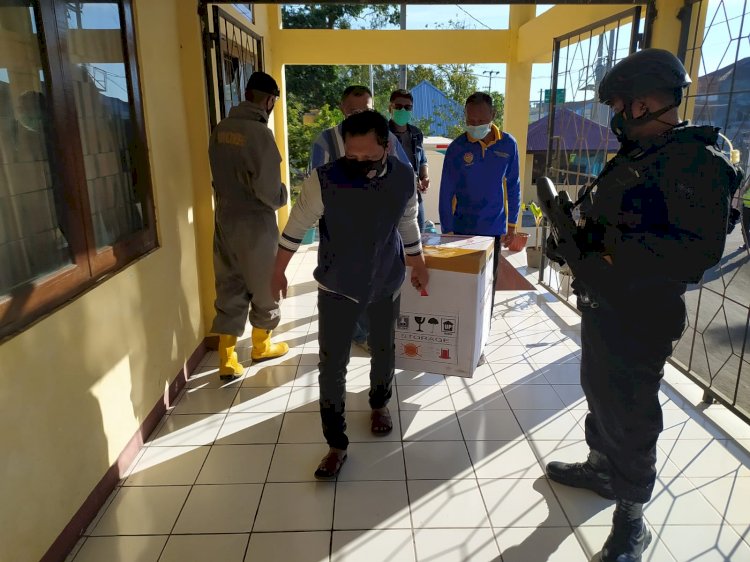 240 Vial Vaksin Sinovac Tiba di  Kupang, Brimobda NTT Lakukan Pengamanan dan Pengawalan VVIP