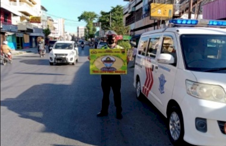 Ditlantas Polda NTT Sosialisasi Penggunaan Masker kepada Pengguna Jalan di Kota Kupang