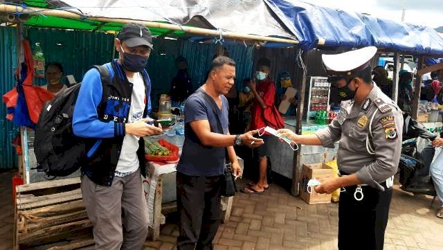 Sat Lantas Polres Flotim Bagi Masker Untuk Pengguna Jalan Yang Tidak Menggunakan Masker