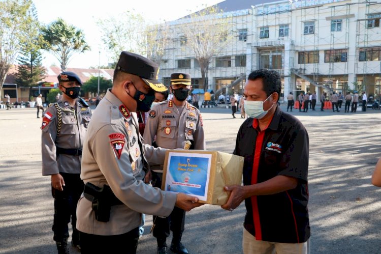 Beri Penguatan di Masa PPKM Mikro, Kapolda NTT Bagikan Bansos kepada Awak Media