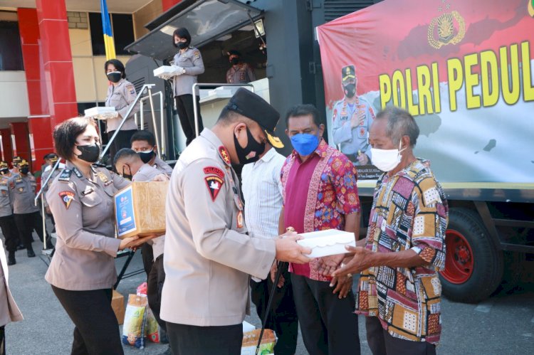 Polri Berbagi Kasih, Kapolda NTT Salurkan Ratusan Paket Bansos dan Makanan Siap Santap