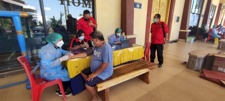 Hari Ini Biddokkes Polda NTT Lakukan Vaksinasi Covid-19 Kepada Masyarakat di Bolok dan  Sikumana