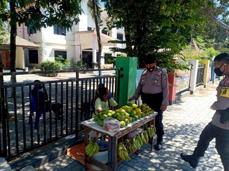 Menjaga Disiplin di Masa PPKM level IV, Personel Ditsamapta Polda NTT Patroli Sasar Para Pedagang Buah di Kota Kupang