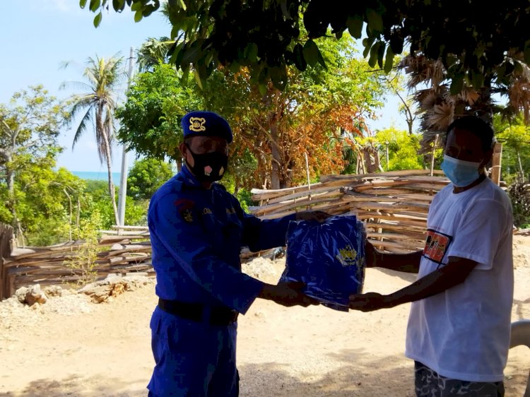 Giat Polmas di Wilayah Pesisir Tasikona, Personil Ditpolair Polda NTT Beri Edukasi Patuhi Prokes 5M