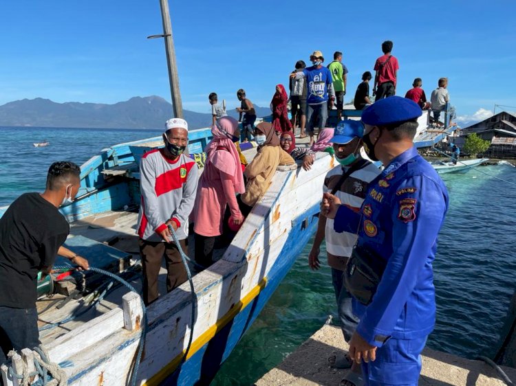 Patroli Sambang Nusa, Personel Ditpolairud Polda NTT Ingatkan Prokes Kepada Masyarakat Nelayan Desa Darat Pantai
