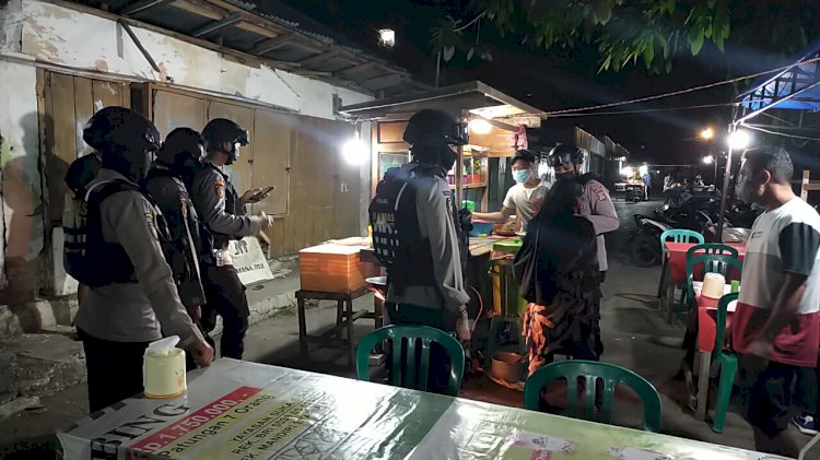 Sambangi Pasar Malam, Personil Ditsamapta Polda NTT Imbau Pengunjung Patuhi Prokes 5M