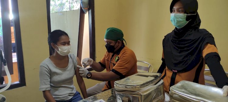 TIm Vaksinator Polda NTT Kembali Layani Vaksinasi Tahap I dan II Untuk Warga Kota Kupang