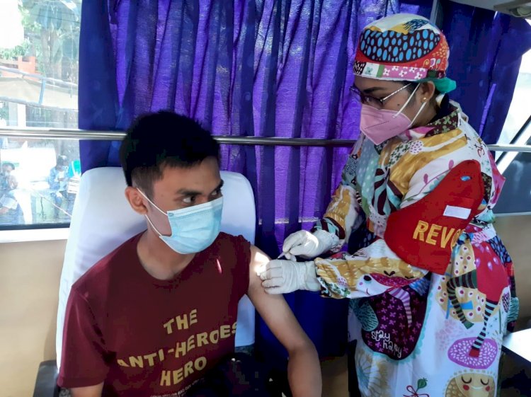 Didukung Mobil Senyum Siaga Covid-19, Polda NTT dan BEM Nusantara Gelar Vaksinasi di Kampus UKAW Kupang
