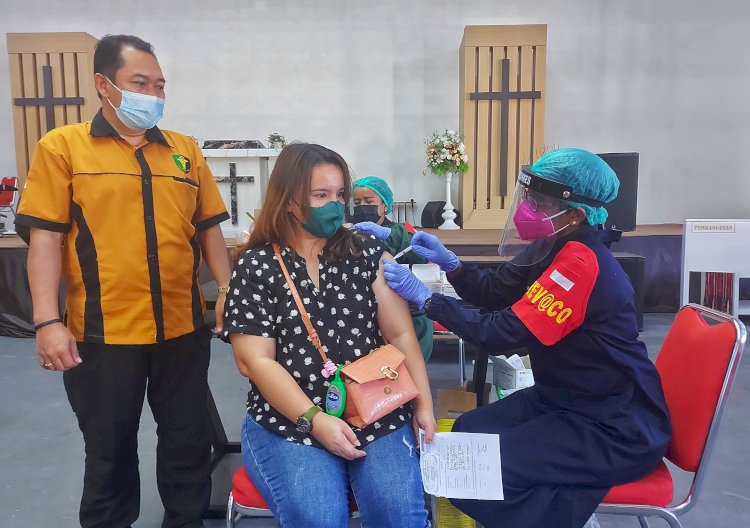 Biddokkes Polda NTT Gelar Vaksinasi Tahap II di Gereja GSJA Amazing Grace Kupang