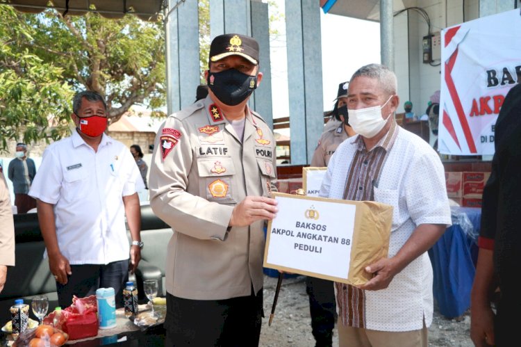 Alumni Akpol 88 Gelar Baksos di Pesisir Tablolong, Kapolda NTT Harap Ini Semakin Teguhkan dan Pererat Rasa Persatuan