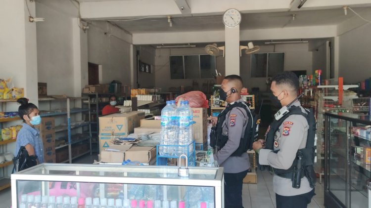 Sasar Pertokoan di Kota Kupang, Unit Patroli Reaksi Cepat (UPRC) Ditsamapta Polda NTT Gelar Patroli Prokes