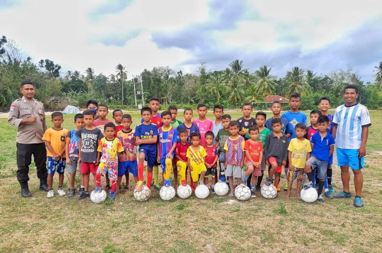 Motivasi Mencetak Pemain Sepak Bola Profesional, Bripka Ever Tinenti Anggota Polda NTT Buka Sekolah Sepak Bola Gratis Untuk Anak-Anak di Amarasi Barat