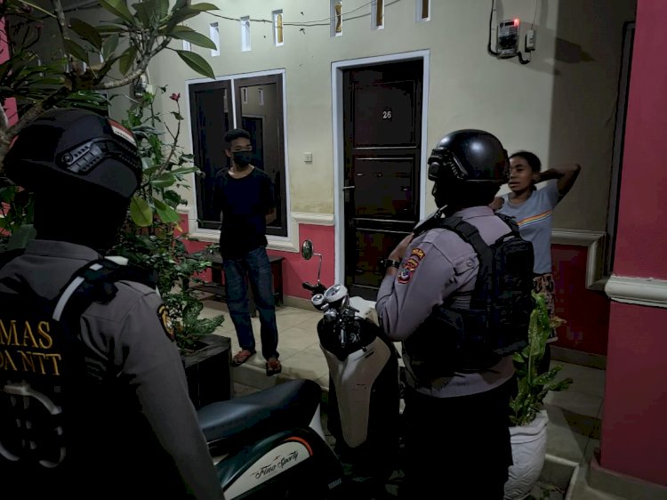 Sasar Tempat Kerumunan Warga di Malam Hari, Ditsamapta Polda NTT Giatkan Patroli Penanganan Prokes di Kota Kupang