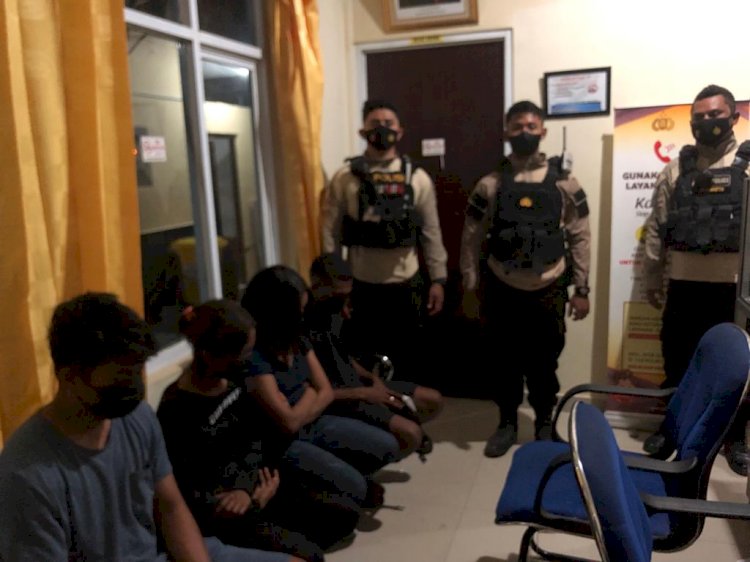 Patroli Malam di Kota Kupang, Personel Ditsamapta Polda NTT Amankan Empat Orang Pelaku  Prostitusi Online