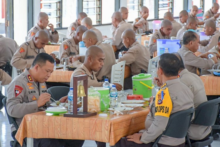 Makan Siang Bersama Siswa Diktukba Polri, Kapolda NTT Harap para Siswa jadi Anggota Polri yang Profesional, Modern dan Humanis