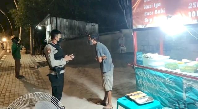 Sambangi Pedagang Kaki Lima, Personel UPRC Ditsamapta Polda NTT Kembali Ingatkan Protokol Kesehatan
