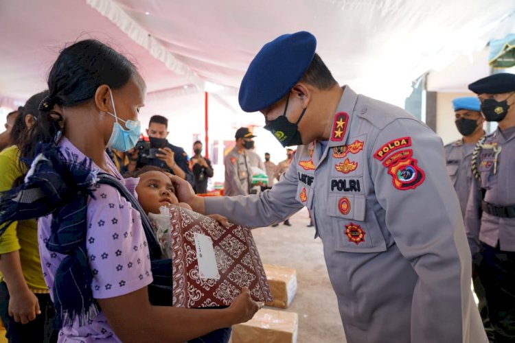 Kunjungan Kerja Ke Polres SBD, Kapolda NTT Beri Bansos Kepada Masyarakat Terdampak Covid-19