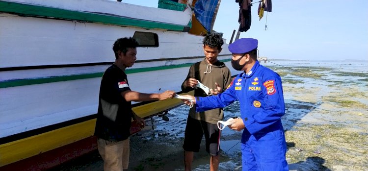 Patroli Pesisir, Personel Ditpolairud Polda NTT Bagikan Masker Gratis dan Imbau Prokes 5M Kepada Nelayan Kota Kupang