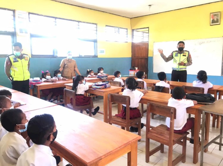 Police Goes to School, Ditlantas Polda NTT Imbau Pelajar Tertib Berlalu Sejak Dini di SDN 1 Batuplat