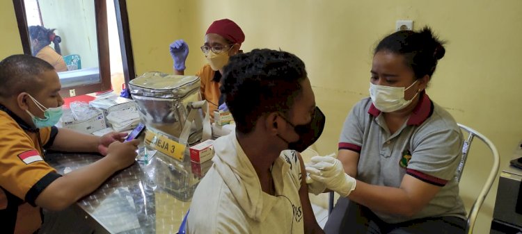 Upaya Percepatan Vaksinasi Nasional, Biddokkes Polda NTT Beri Pelayanan Vaksinasi Tahap II di Klinik Turangga