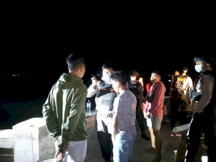Asik Konsumsi Miras, Sekumpulan Remaja Dibubarkan Personel Raimas Ditsamapta Polda NTT