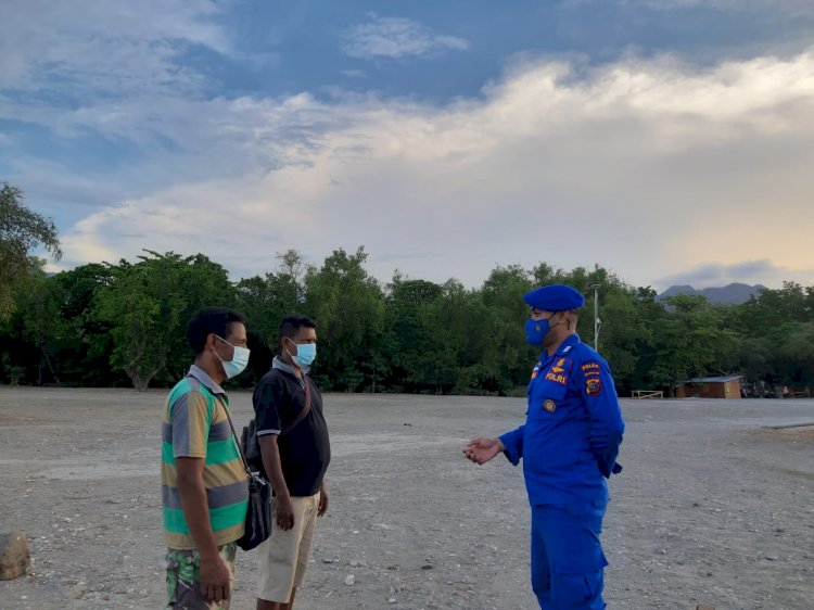 Sambangi Wilayah Pesisir Kenebibi, Personil Ditpolairud Polda NTT Ingatkan Warga Kurangi Kerumunan Saat Melaut