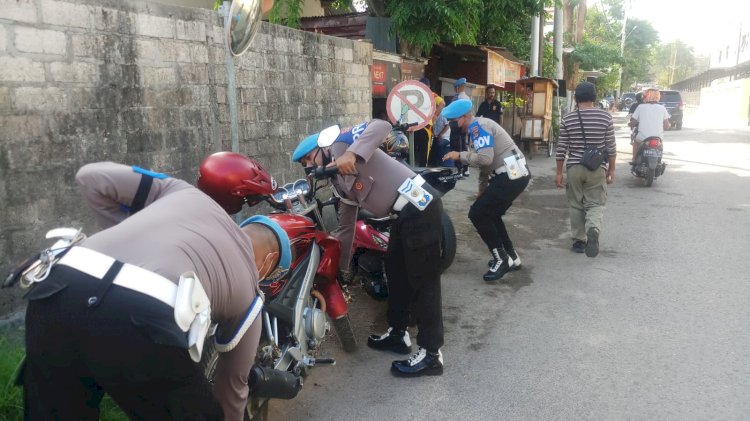 Provost Polda NTT Lakukan Penertiban Parkiran Kendaraan Bermotor yang Parkir Liar di Seputaran Mapolda NTT