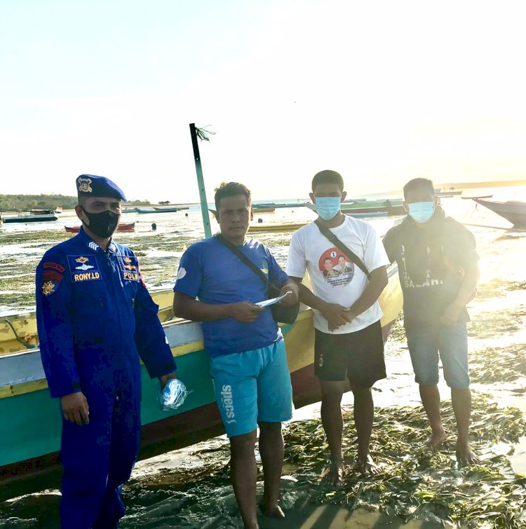 Gelar Patroli Sambang Nusa di Labuan Bajo, Personil Ditpolairud Polda NTT Beri Imbau Prokes dan Bagikan Masker