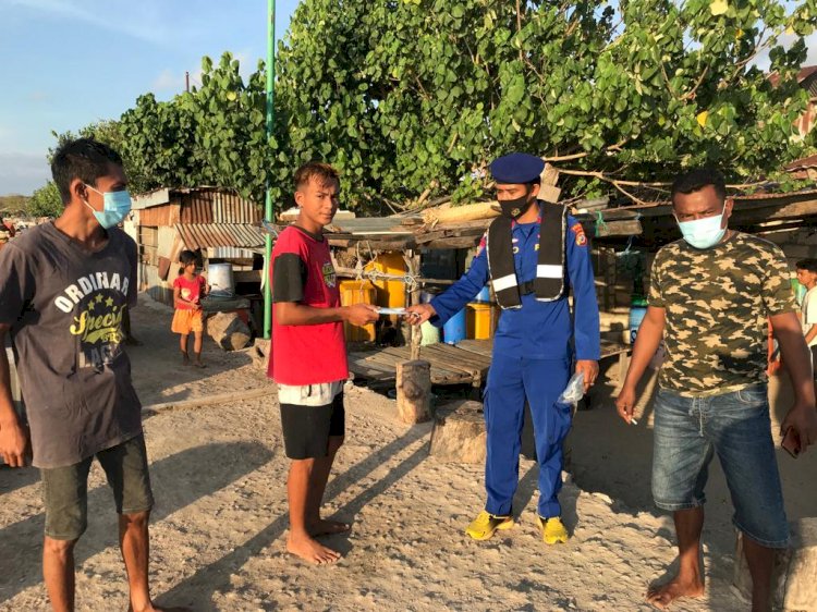 Cegah Penyebaran di Daerah Pesisir Tablolong, Personil Ditpolairud Polda NTT Bagikan Masker Gratis Kepada Nelayan