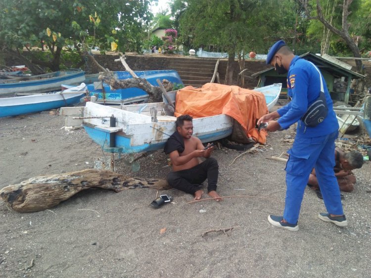 Sambangi Daerah Pesisir Desa Babokerong, Personel Ditpolairud Polda NTT Ingatkan Warga Terapkan Prokes Saat Beraktivitas
