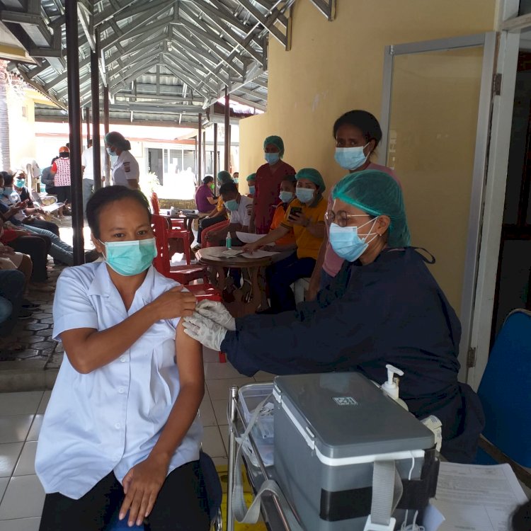 Tim Vaksinator RSB Titus Uly Kupang Gencarkan Pelayanan Vaksinasi Tahap I, II dan III Bagi Masyarakat Kota Kupang