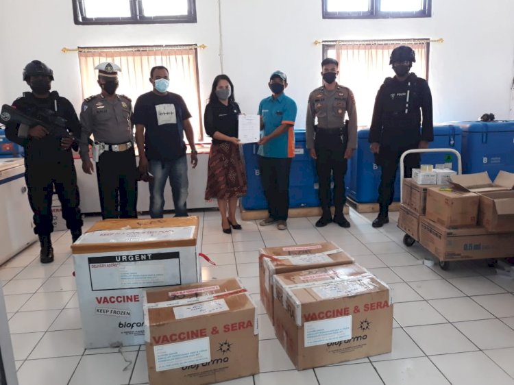 Untuk ke-76 Kalinya Personel Gabungan Polda NTT Kawal Ketat Kedatangan 4 Koli Vaksin Covid-19 di Kupang