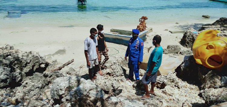 Sambangi Wilayah Pesisir Kota Kupang, Personel Ditpolairud Polda NTT Imbau Warga Untuk Selalu Jaga Kebersihan