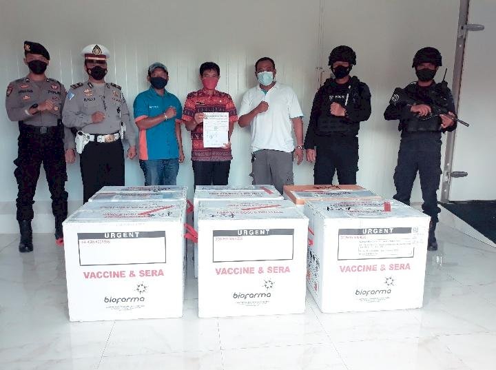 Dukung Percepatan Vaksinasi, Tim Gabungan Polda NTT Kawal VVIP Penambahan 20.640 Vial Coronavac di Kupang