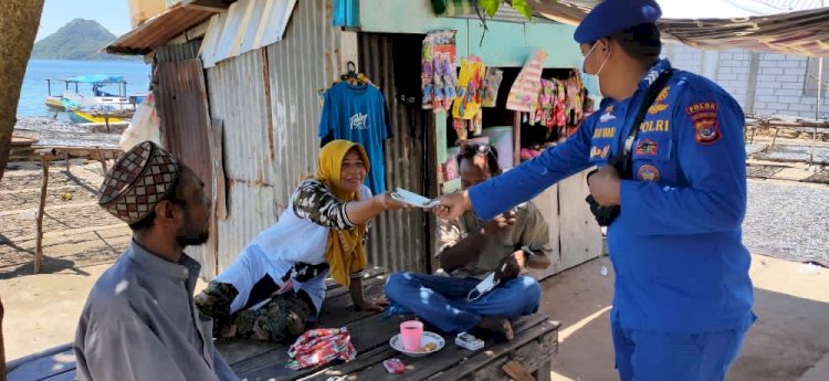 Tegakan Prokes di Daerah Pesisir Palmedo, Personil Ditpolairud Polda NTT Bagikan Masker Gratis Kepada Warga