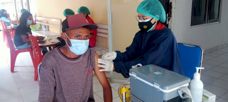 Tim Vaksinator RSB Titus Uly Kupang Gencar Beri Pelayanan Vaksinasi Bagi Masyarakat Kota Kupang