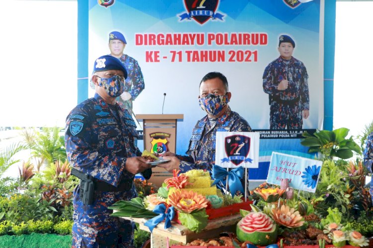 Syukuran HUT Polairud Ke-71, Kapolda NTT Bersama Danlantamal VII Kupang Berikan Potongan Tumpeng Kepada Anggota Ditpolairud Tertua dan Termuda