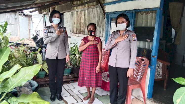 Warga Jalan Nangka Kota Kupang dapat Masker Gratis dari Personel Ditbinmas Polda NTT