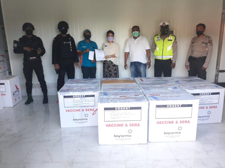 Dukung Percepatan Program Vaksinasi, Personel Polda NTT Kawal Ketat Kedatangan 35.680 Vial Vaksin Sinovac