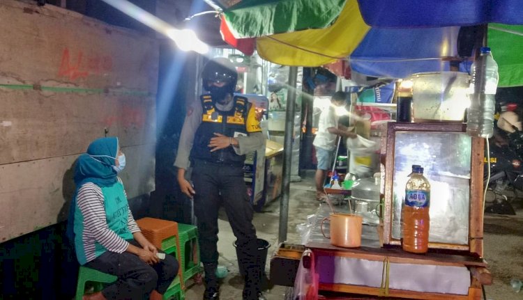 Gelar Patroli Malam, Personel Turjawali Ditsamapta Polda NTT Ingatkan Para Pedagang Tetap Memakai Masker