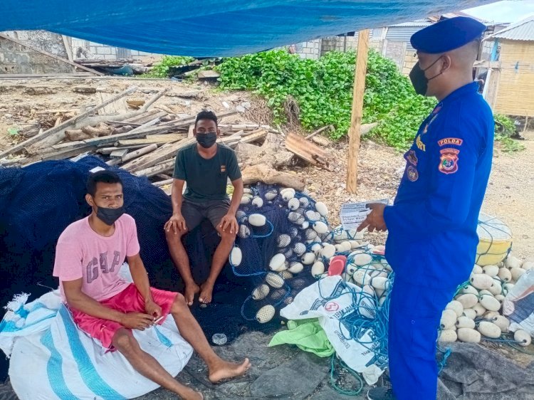 Beri Kesadaran Prokes, Personel Ditpolairud Polda NTT Ingatkan  Warga Kota Kupang Agar Terus Gunakan Masker Saat Beraktivitas