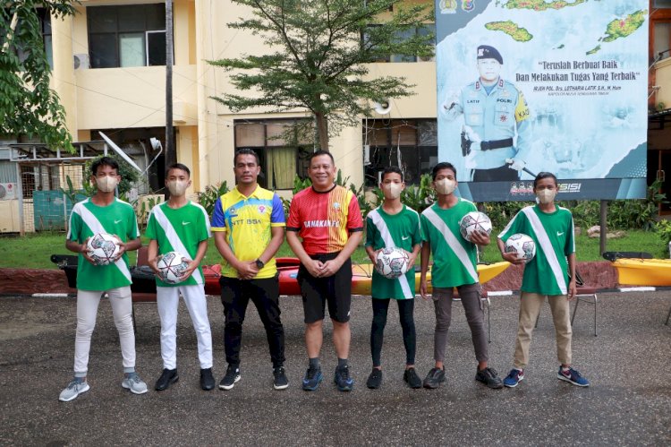 Peduli Sepakbola, Kapolda NTT Beri Bantuan Bola Kaki Ke Club SSB Tunas Muda Kota Kupang 