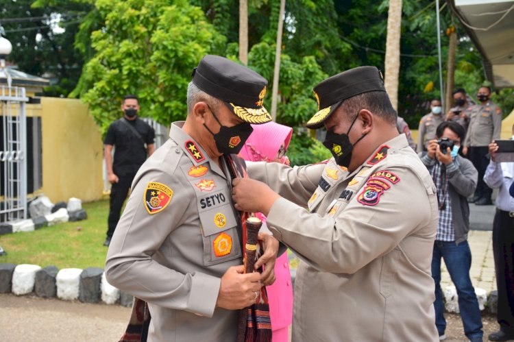 Sapaan Adat Natoni Sambut Kapolda NTT Irjen Pol. Drs. Setyo Budiyanto, S.H., M.H., di Mapolda NTT