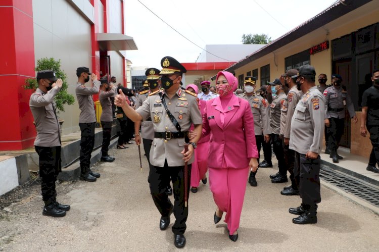 Penuh Haru, Irjen Pol Drs. Lotharia Latif, S.H., M.Hum bersama Istri Tercinta Dilepas oleh Personel Polda NTT