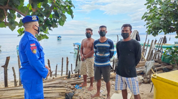 Sambangi Wilayah Pesisir Flotim, Personel Ditpolairud Polda NTT Ingatkan Warga Antisipasi Cuaca Buruk Saat Melaut