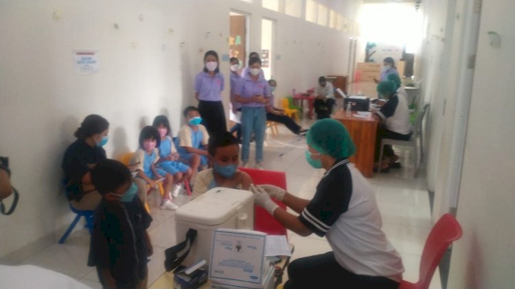 Antusias Ratusan Anak Sekolah Ikut Vaksinasi Covid 19 oleh RSB Titus Uly Kupang